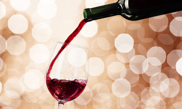 красный бокал вина 