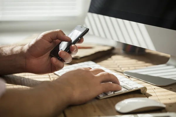 Hombre usando el teléfono inteligente — Foto de Stock