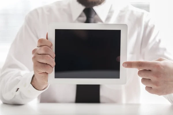 Hombre de negocios sosteniendo tableta digital — Foto de Stock