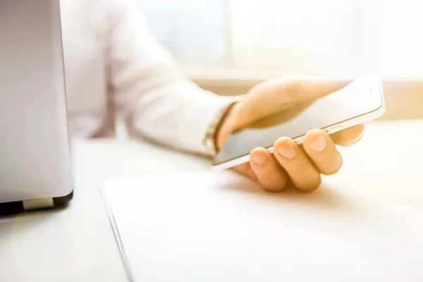 Hombre usando el teléfono inteligente — Foto de Stock