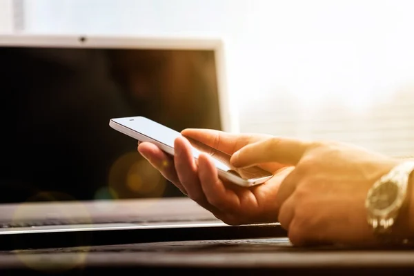 Man met smartphone — Stockfoto