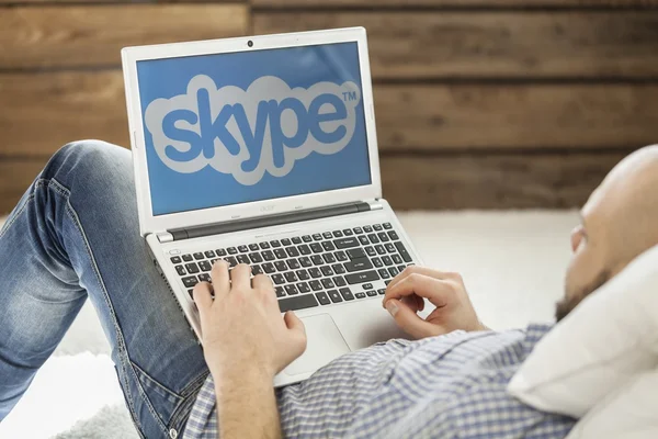 Logotipo de la marca skype en la pantalla del ordenador . — Foto de Stock