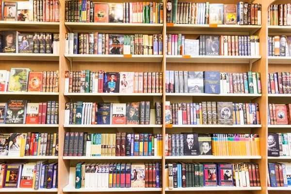 Könyvtári könyv polcok különböző könyvek — Stock Fotó