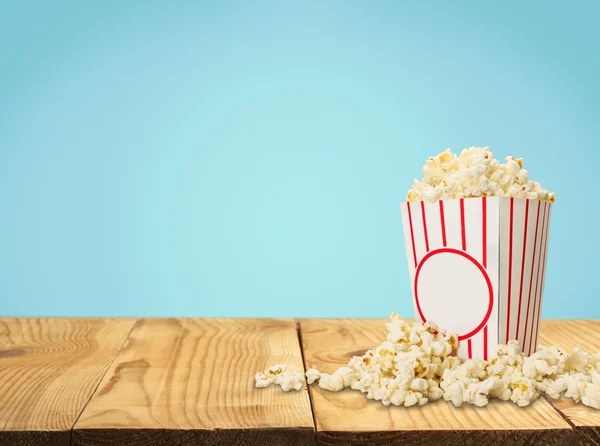 Popcorn-Essen im Karton — Stockfoto