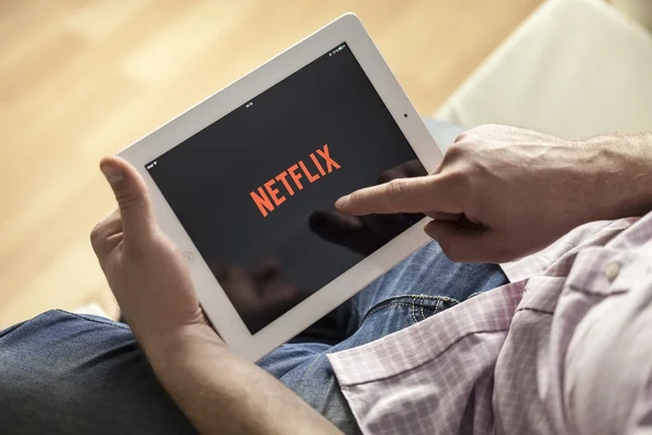 Mann mit Netflix auf Tablet-PC — Stockfoto