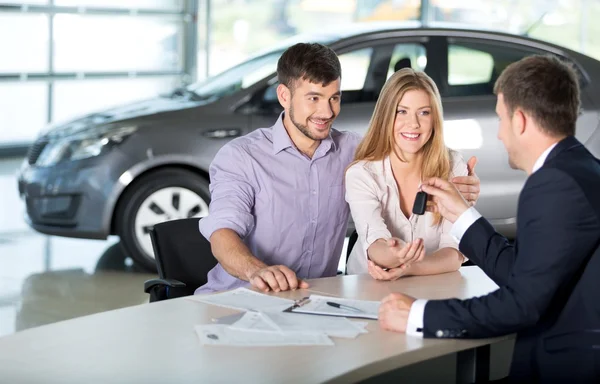 Couple heureux avec concessionnaire de voiture — Photo