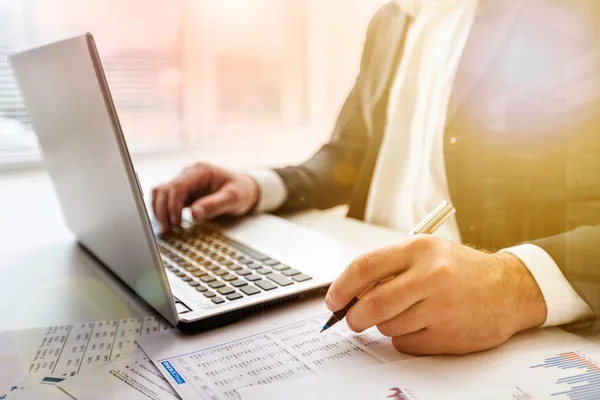 Empresario escribiendo en espacio en blanco — Foto de Stock