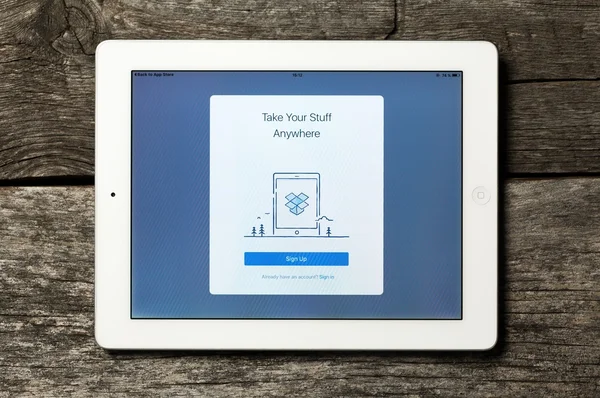 Dropbox на белом Apple iPad . — стоковое фото
