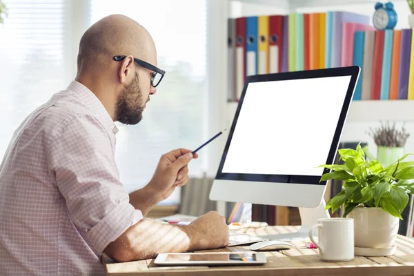 Zakenman werkt aan laptop — Stockfoto