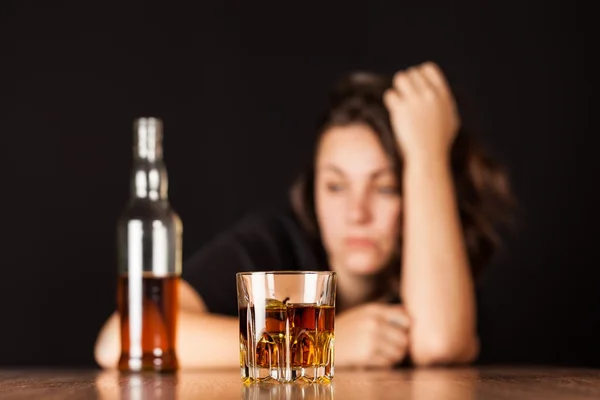 Γυναίκα στην κατάθλιψη, πίνει αλκοόλ — Φωτογραφία Αρχείου
