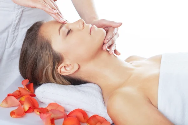 Donna rilassante con massaggio — Foto Stock