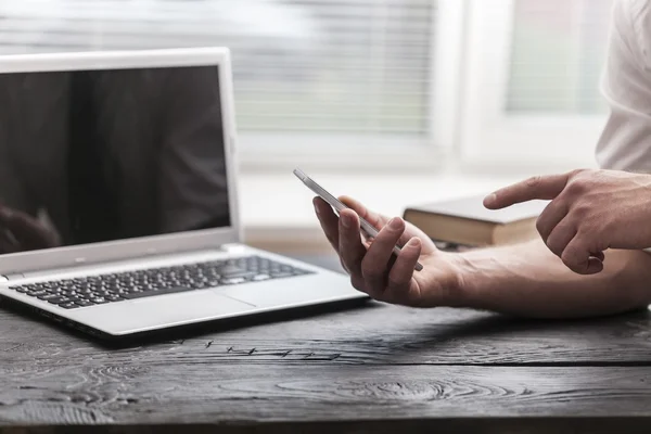 Hombre usando el teléfono inteligente — Foto de Stock