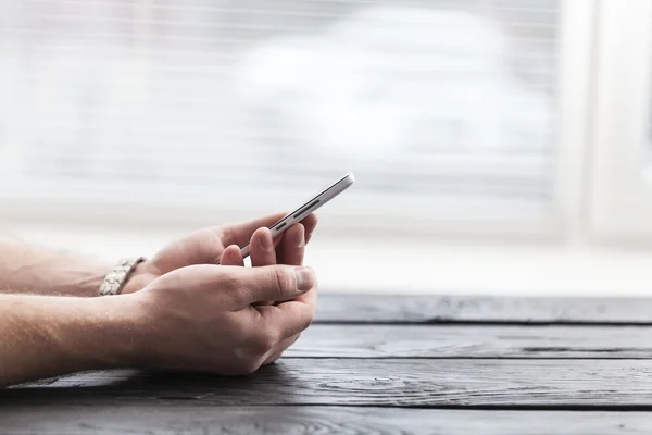 Man met smartphone — Stockfoto