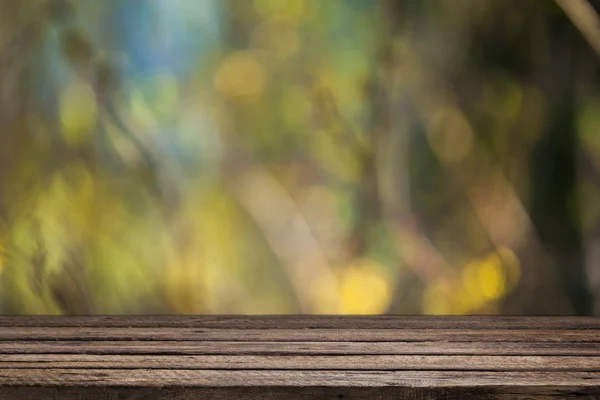 Abgenutzter Tisch und Unschärfe mit Hintergrund — Stockfoto