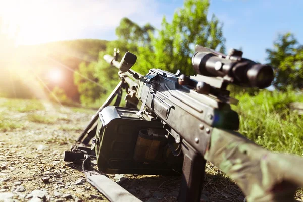 Военный пистолет на траве — стоковое фото