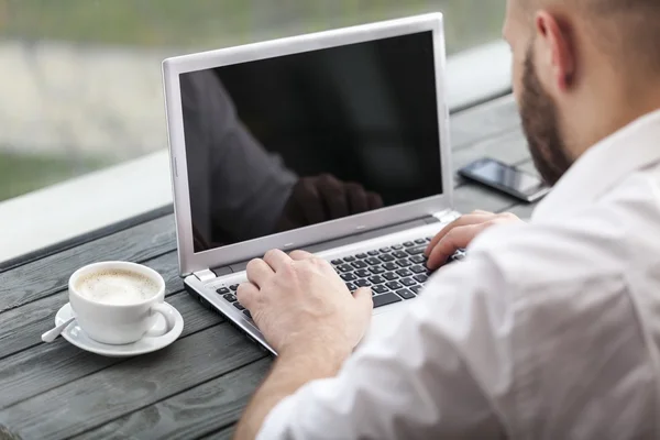 Affärsman som arbetar på bärbar dator — Stockfoto