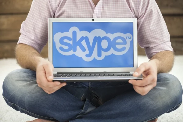 Logotipo de la marca skype en la pantalla del ordenador . — Foto de Stock