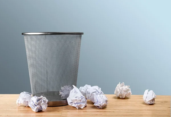 Trash can with paper sheets — Stock Photo, Image