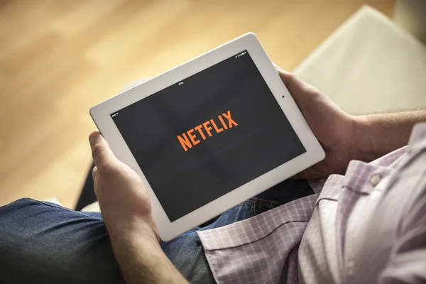 Muž s netflix na počítači tablet pc — Stock fotografie