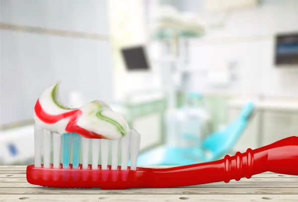 Escova de dentes com pasta de dentes isolada — Fotografia de Stock