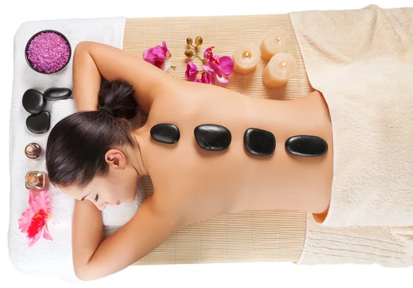 Жінка отримує гарячий кам'яний масаж — стокове фото