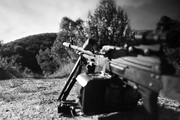 Militaria gun na trawie — Zdjęcie stockowe