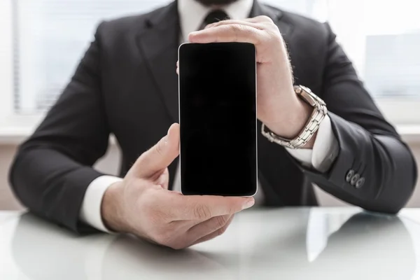 Affärsman visar smarta telefonen — Stockfoto