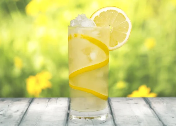 Limonade mit frischer Zitrone — Stockfoto
