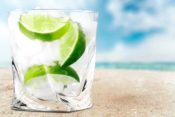 Glass of water  and lime — Stock Photo, Image