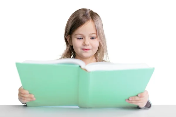 Chica joven leyendo un libro — Foto de Stock