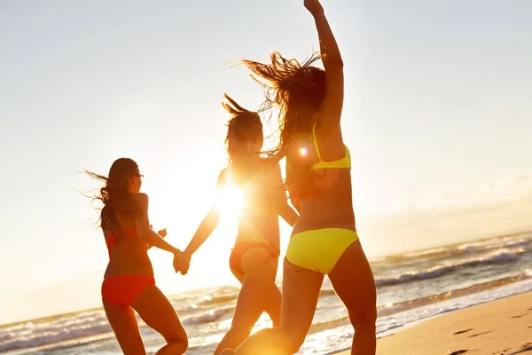 Meisjes lopen op strand — Stockfoto