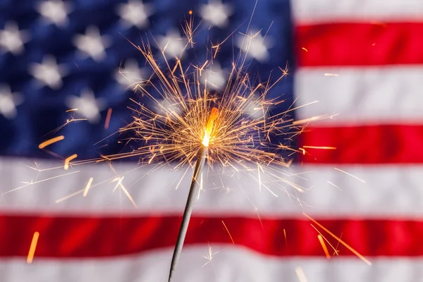 Wunderkerze und US-Fahne — Stockfoto