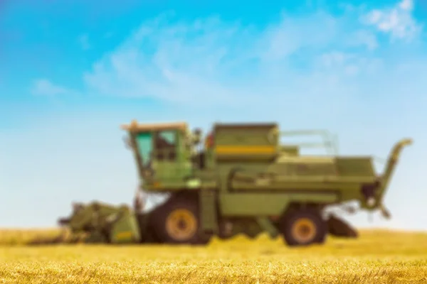 Machine op boerderij veld combineren — Stockfoto