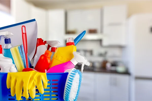 Botellas de plástico, esponjas y guantes de limpieza — Foto de Stock