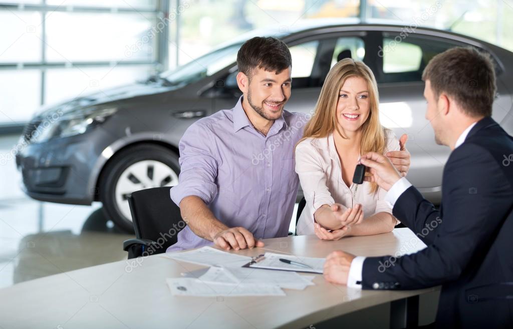  happy couple with car dealer