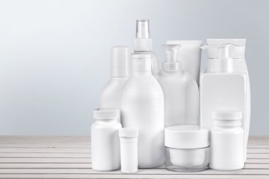 Kozmetik kapları izole