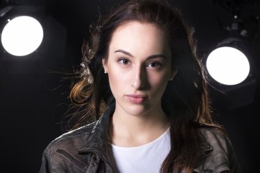 çok güzel esmer kız portresi