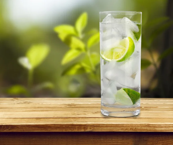 Glas vatten och kalk — Stockfoto