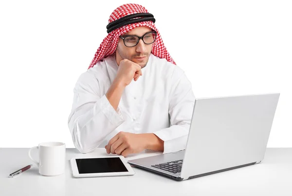 Emiraty mężczyzna pracujący z laptopa — Zdjęcie stockowe