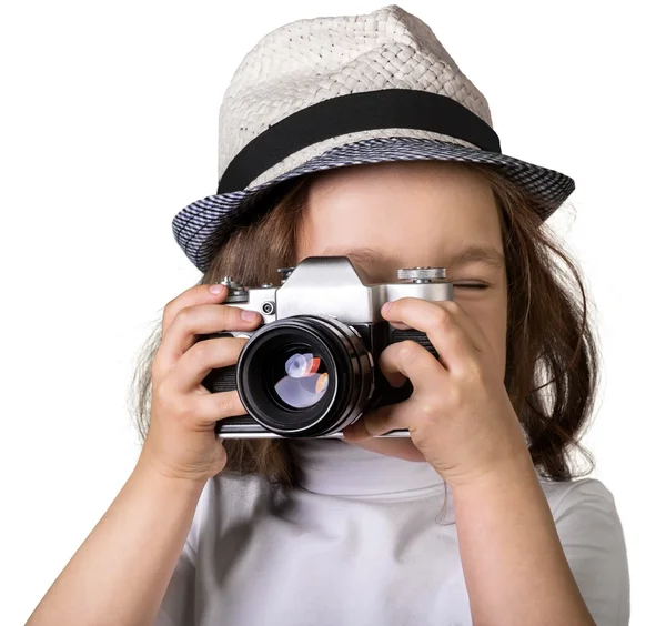 Маленькая девочка с винтажной камерой — стоковое фото