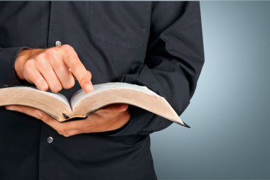 Adam eski ağır kitap okumak