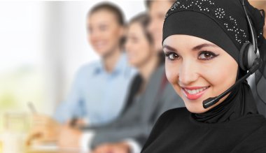 Müslüman kadının çağrı merkezi operatörü