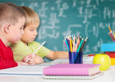Matematik okuyan iki küçük çocuklar  