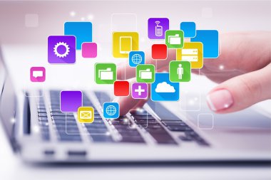 Dizüstü bilgisayarla çalışan kadın