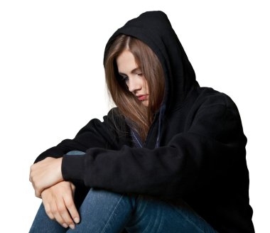 genç bir kadın ağlıyor 