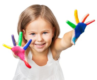 Renkli boyalı ellerle küçük kız