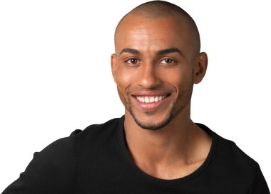 gülümseyen yakışıklı adam