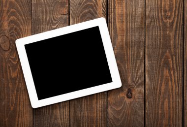Tablet bilgisayarı ahşap masada.