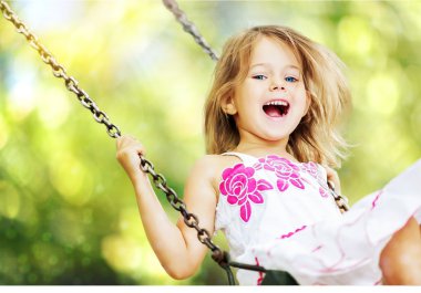 sarışın kız eğleniyor ona salıncak