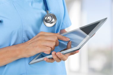 tablet pc ile çalışan doktor